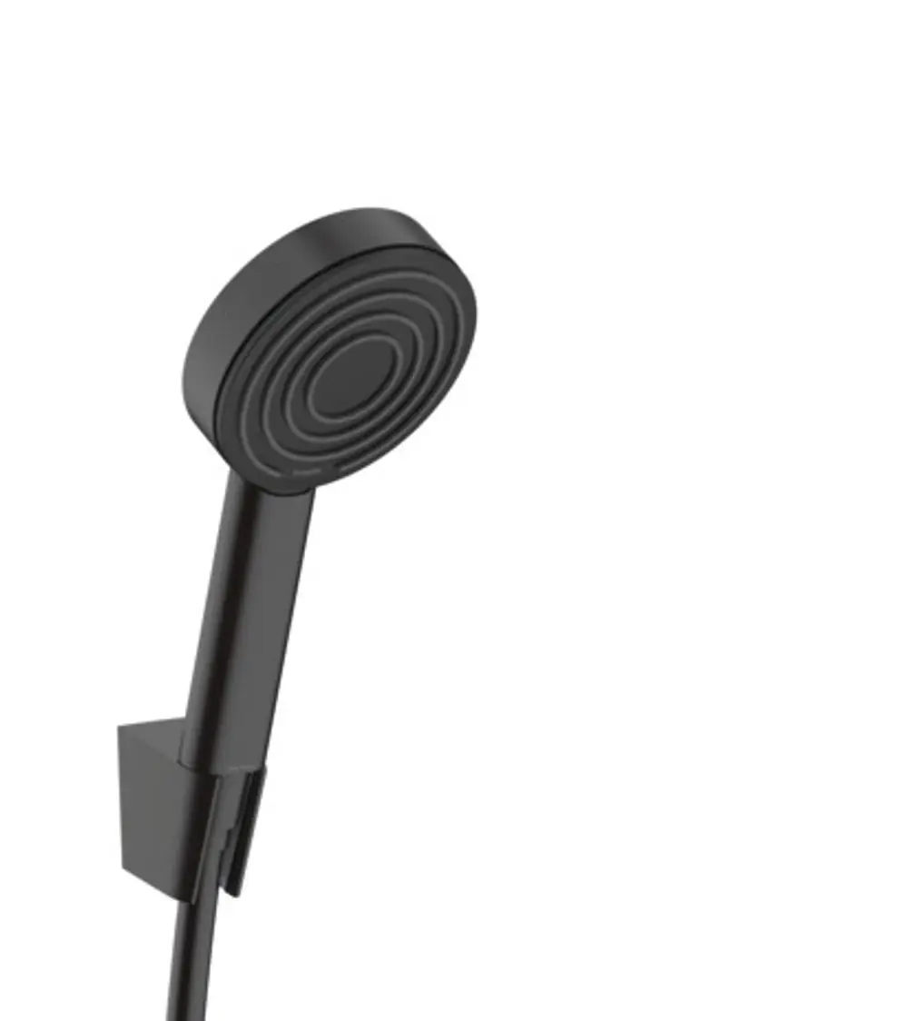 Hansgrohe Duschkopfhalter in mattschwarz, montiert an einer Halterung. Der Brauseschlauch ist sichtbar und anschlussbereit. Minimalistisches Design ohne zusätzliche Verzierungen.
